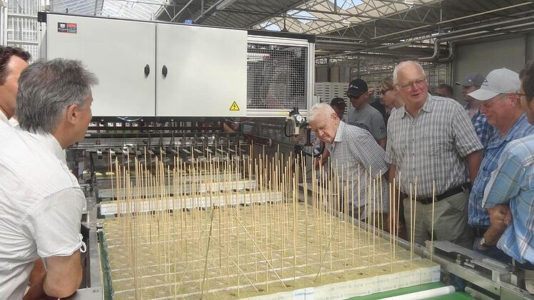 Die erste Gurkensämaschine und Stabsteckmaschine wird in der Halle des Jungpflanzenbetriebs Gernert den Gärtnern und Gästen des Flurgangs vorgestellt.
