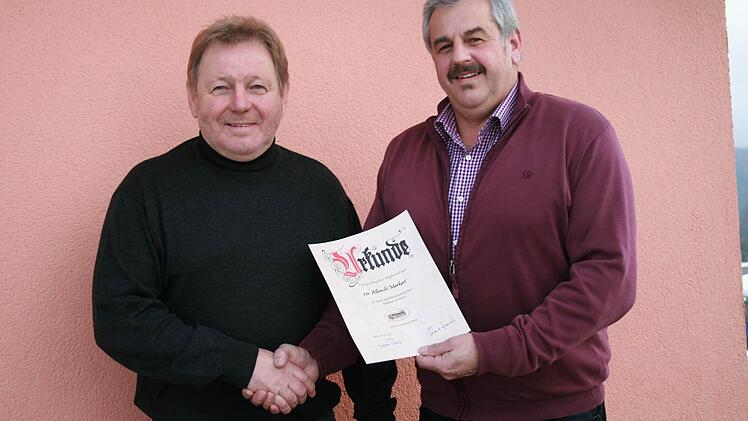 Vorsitzender Egon Kessler (rechts) überreicht Albrecht Markart eine Urkunde für seine 40-jährige Treue. Foto: Gabriele Sell