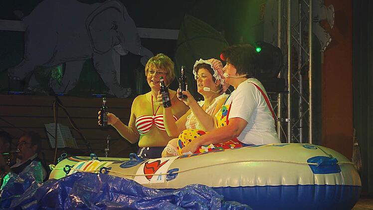 Die Kreuzfahrerinnen Liane Vetter, Silke Neubauer und Michaela Lüttke trieben nach einem Schiffsunglück der Aida in ihrem Paddelboot alleine auf hoher See. Foto: Heike Schülein