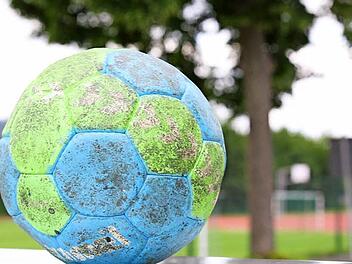 Klebriges Streitobjekt: Geharzte Handbälle waren in den vergangenen Jahren in der Frankenhalle tabu. Weil inzwischen aber ein wasserlösliches Harz auf dem Markt ist, könnten die klebrigen Bälle ein "Comeback" in Neustadt feiern. Foto: Stefan Schuhmann