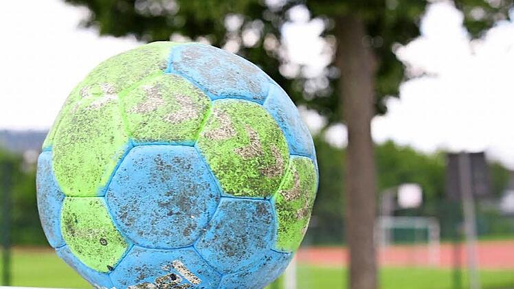 Klebriges Streitobjekt: Geharzte Handbälle waren in den vergangenen Jahren in der Frankenhalle tabu. Weil inzwischen aber ein wasserlösliches Harz auf dem Markt ist, könnten die klebrigen Bälle ein "Comeback" in Neustadt feiern. Foto: Stefan Schuhmann