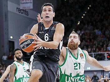 Nikos Zisis (mit Ball) glänzte. Hier setzt er sich gegen Kostas Kaimakoglou durch.  Foto: Daniel Löb