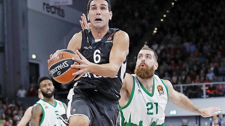 Nikos Zisis (mit Ball) glänzte. Hier setzt er sich gegen Kostas Kaimakoglou durch.  Foto: Daniel Löb