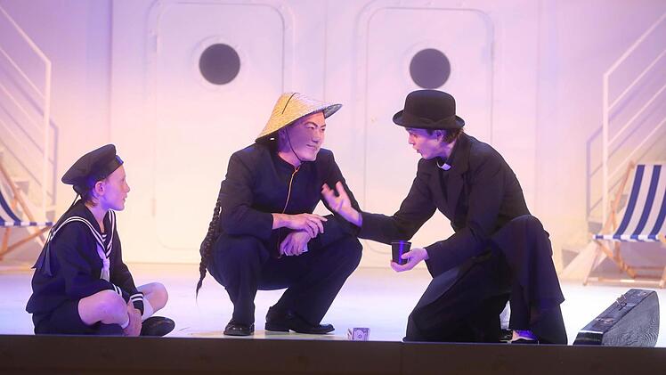 Schwungvolle Premiere: Reichlich Beifall gab es für die Neuinszenierung von "Anything Goes" am Landestheater Coburg. Foto: Henning Rosenbusch