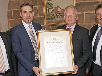Heribert Weber (2. v. r.) erhält die Ernennungsurkunde von Bürgermeister Torsten Gunselmann (2.v. l.) Auch Zweiter Bürgermeister Sebastian Schwarzmann (r. ) und Dritter Bürgermeister Reinhold Kotzer erwiesen Weber die Ehre. Foto: Mathias Erlwein