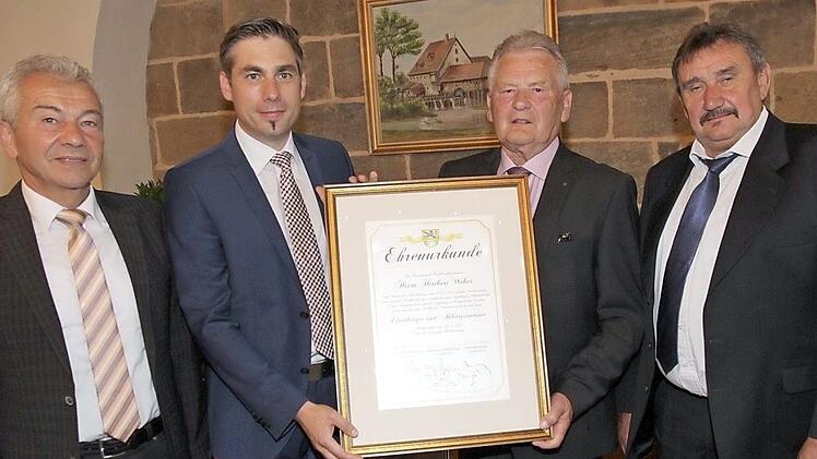 Heribert Weber (2. v. r.) erhält die Ernennungsurkunde von Bürgermeister Torsten Gunselmann (2.v. l.) Auch Zweiter Bürgermeister Sebastian Schwarzmann (r. ) und Dritter Bürgermeister Reinhold Kotzer erwiesen Weber die Ehre. Foto: Mathias Erlwein