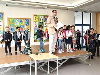Schulleiter Markus Hahn bei der Einteilung der Klassen Foto: Richard Sänger