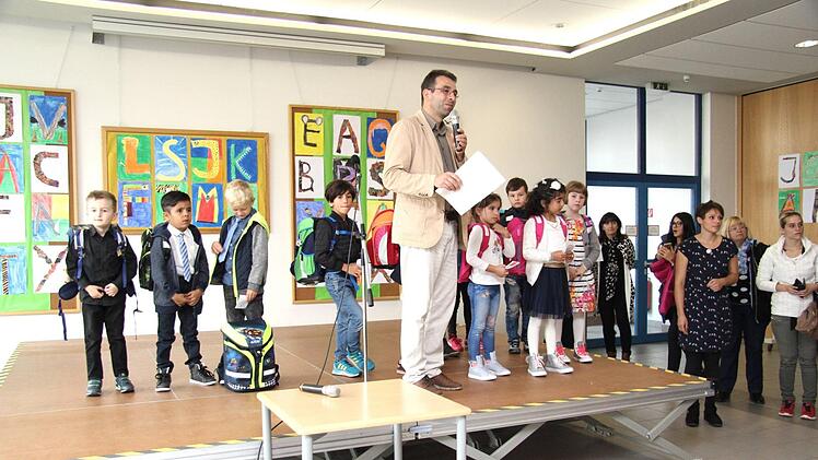 Schulleiter Markus Hahn bei der Einteilung der Klassen Foto: Richard Sänger