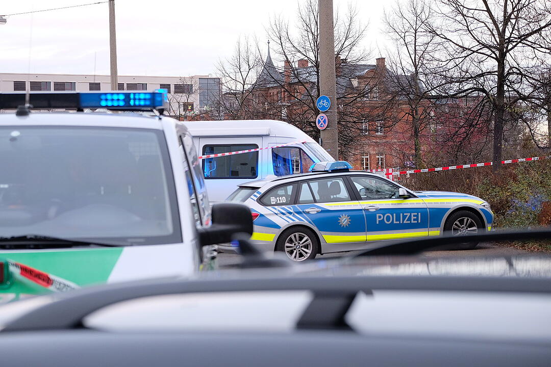 Lebensgefährlich verletzt : Unbekannter prügelt auf offener Straße auf Frau in Nürnberg ein