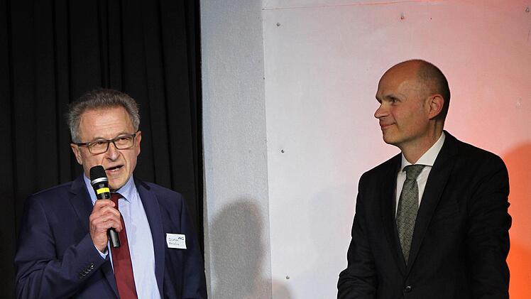 Kornelius Schlehlein (links) vom Bayerischen Volkshochschulverband und VHS-Geschäftsführer Holger Weininger.