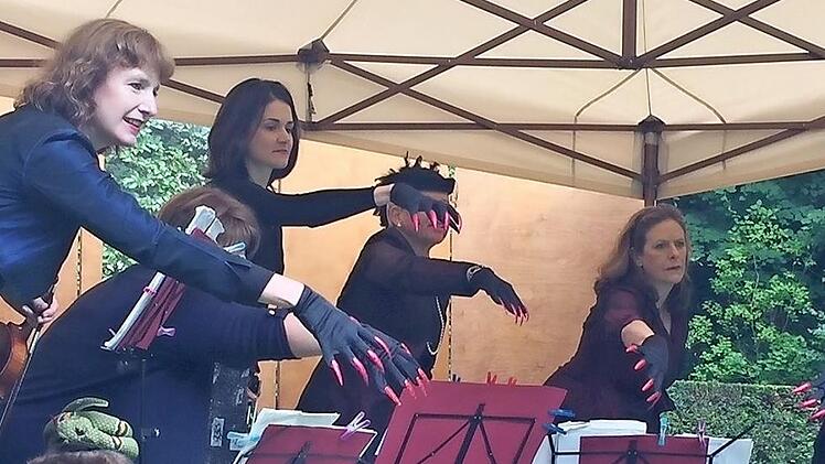 Die sechs Damen schnurrten, flogen, sangen, huschten und schwammen. Foto: Eduard N&ouml;th