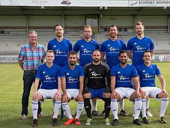 Mit zahlreichen Neuzugängen startet der VfL Frohnlach nächste Woche in die Bezirksliga-Saison (von links): Der stellvertretende Vorsitzende Klaus Schillig, Spielertrainer Bastian Renk, Christopher Rödel, Ata Simitci, Manuel Friedlein; (vorne von links): Daniel Oppel, Emre Özdemir, Patrick Jauch, Tayfun Özdemir und Eliass Maak. - Es fehlt: Ertan Sener. Foto: Heinrich Weiß