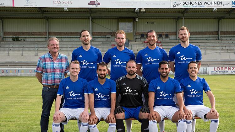 Mit zahlreichen Neuzugängen startet der VfL Frohnlach nächste Woche in die Bezirksliga-Saison (von links): Der stellvertretende Vorsitzende Klaus Schillig, Spielertrainer Bastian Renk, Christopher Rödel, Ata Simitci, Manuel Friedlein; (vorne von links): Daniel Oppel, Emre Özdemir, Patrick Jauch, Tayfun Özdemir und Eliass Maak. - Es fehlt: Ertan Sener. Foto: Heinrich Weiß