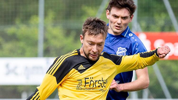 Daniel Baumgärtner, Trainer der SpVgg Effeltrich, beim Schuss