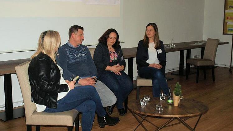 Rund um das Thema Ferienwohnungen, Tourismus und  Gastgeber werden standen (von links) Margarita Volk-Lovrinovic,  Christoph Wagner, Sabine Stöhr und Sandra Heinz Rede und Antwort.Susanne Deuerling