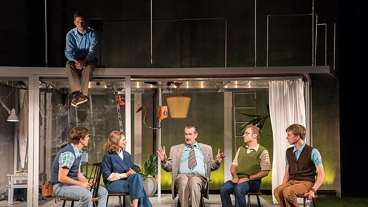 Der berühmte Vater doziert seiner nicht wirklich begeisterten Familie: Das Theater Altona gastiert beim Theaterring mit der Bühnenfassung von Joachim Meyerhoffs Erinnerungen an seine Kindheit "in der Anstalt", "Wann wird es endlich wieder so, wie es nie war". G2 Baraniak