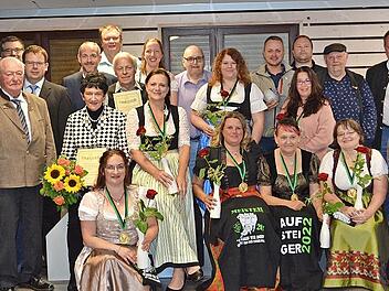 Die Geehrten des KV Lohengrin mit den erfolgreichen Damen, den Mitgliedern des Vorstands sowie den Vertretern vom Verband und aus der Politik