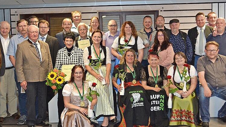 Die Geehrten des KV Lohengrin mit den erfolgreichen Damen, den Mitgliedern des Vorstands sowie den Vertretern vom Verband und aus der Politik