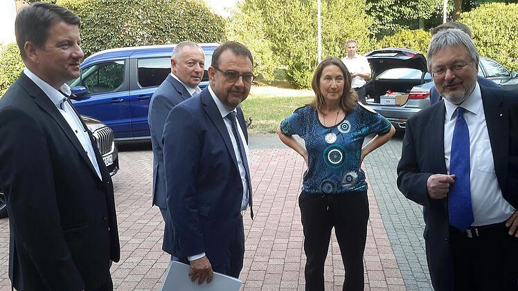 Bad Brückenaus 3. Bürgermeister Dieter Seban und die CSU-Ortsvorsitzende Heike Kötzner begrüßten vor der Georgi-Kurhalle Staatsminister Klaus Holetschek, Landrat Thomas Bold und Staatsekretär Sandro Kirchner (im Bild von rechts nach links).       ...