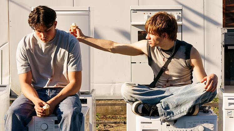 Anton (Levy Rico Arcos, links) hängt wieder mit seinem alten Chaoten-Kumpel Jonas (Florian Geißelmann) ab. Auch deshalb, weil er hofft, sich wieder daran zu erinnern, was während der Demo vor zwei Jahren wirklich passiert ist.