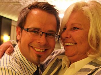 Mutter Monika drückte ihren Sohn Sven Schuster. Der 26-jährige wurde einstimmig zum Bürgermeisterkandidaten nominiert. Foto: Sonja Adam