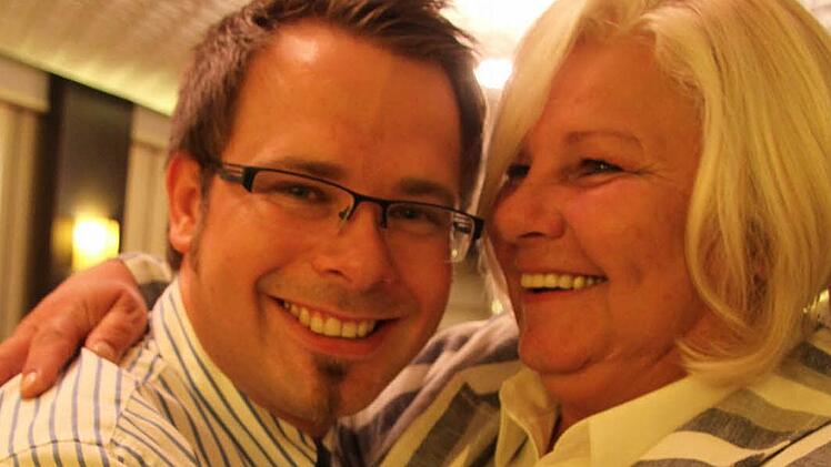 Mutter Monika drückte ihren Sohn Sven Schuster. Der 26-jährige wurde einstimmig zum Bürgermeisterkandidaten nominiert. Foto: Sonja Adam