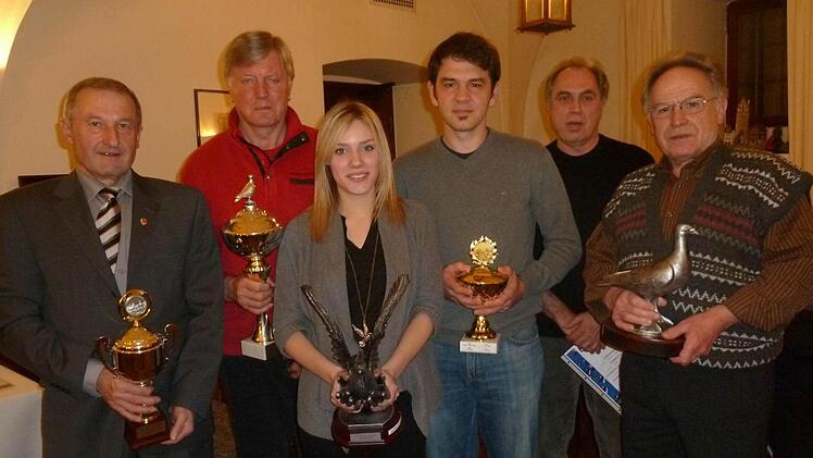 Vereinsmeister: (von links): Karl Bauer, Hubert May, Alina Behr, Oskar Denner, Peter Emes und Willi Stumpf.