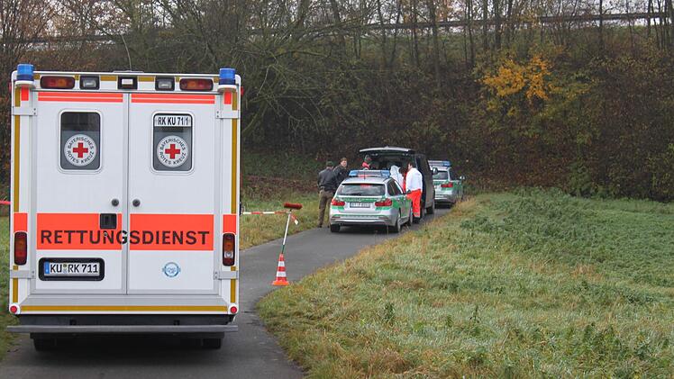 Der Fundort. Im Hintergrund ist die Böschung zu sehen, die zur B 85 führt.