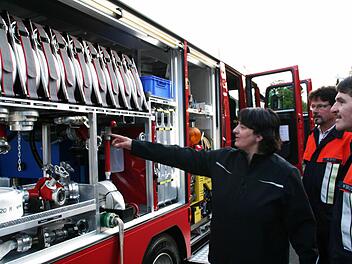 Kommandantin Christine Rausch erklärt die neuen Funktionen des Löschfahrzeugs. Foto: Werner Vogel