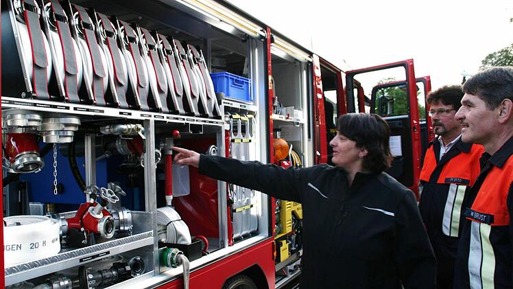 Kommandantin Christine Rausch erklärt die neuen Funktionen des Löschfahrzeugs. Foto: Werner Vogel