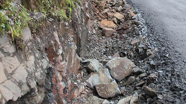 Die Straße führt nah an der Felswand vorbei. Foto: Friedwald Schedel