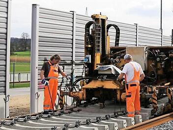 In Baiersdorf werden derzeit die neuen Schwellen und Gleise verlegt. Forchheim wird folgen. Foto: DB AG/Wolfgang Kollorz