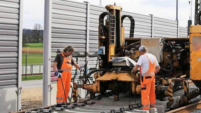 In Baiersdorf werden derzeit die neuen Schwellen und Gleise verlegt. Forchheim wird folgen. Foto: DB AG/Wolfgang Kollorz