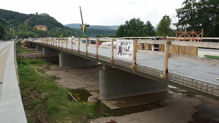 Der Überbau der Brücke hat das andere Widerlager erreicht.Foto: Arkadius Guzy