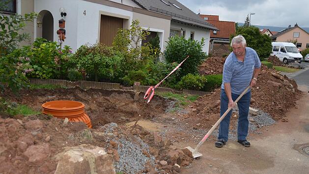 In der Straße Am Schubertsgarten in Wollbach gab es in diesem Sommer mehrere Überschwemmungen. Deshalb haben Anwohner Elmar Schmitt und sein Nachbar Rückstauklappen eingebaut. Sie vermuten, dass der Kanal falsch gebaut ist. Jetzt wurde in der Bürgerversammlung darüber diskutiert. Foto: Archiv Kathrin Kupka-Hahn