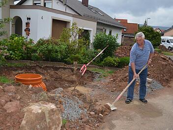 In der Straße Am Schubertsgarten in Wollbach gab es in diesem Sommer mehrere Überschwemmungen. Deshalb haben Anwohner Elmar Schmitt und sein Nachbar Rückstauklappen eingebaut. Sie vermuten, dass der Kanal falsch gebaut ist. Jetzt wurde in der Bürgerversammlung darüber diskutiert. Foto: Archiv Kathrin Kupka-Hahn