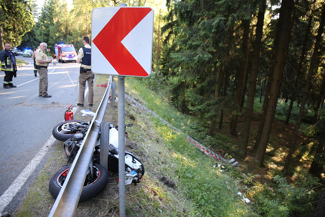 Kreis Hof: 25-Jähriger verliert Kontrolle über Motorrad