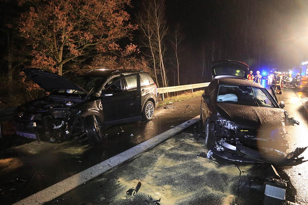 Drei Fahrzeuge krachen in Unfallstelle