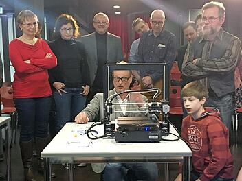 Designer Rolf Hering bei der Vorstellung des neuen 3-D-Druckers in der Studiob&uuml;hne des Kaspar-Zeu&szlig;-Gymnasiums Kronach Foto: Verena Zeu&szlig;