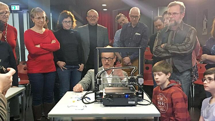 Designer Rolf Hering bei der Vorstellung des neuen 3-D-Druckers in der Studiob&uuml;hne des Kaspar-Zeu&szlig;-Gymnasiums Kronach Foto: Verena Zeu&szlig;