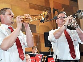 Stefan Bernhard (links) aus Kraisdorf und Daniel Hilbert spielten sowohl bei den Gastgebern, der Stettfelder Blasmusik, als auch bei den "Vollblutmusikanten" beim Konzert in Gerach mit.  Foto: pr