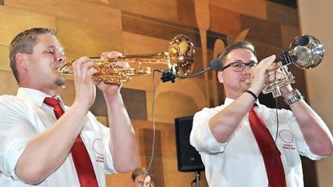 Stefan Bernhard (links) aus Kraisdorf und Daniel Hilbert spielten sowohl bei den Gastgebern, der Stettfelder Blasmusik, als auch bei den "Vollblutmusikanten" beim Konzert in Gerach mit.  Foto: pr
