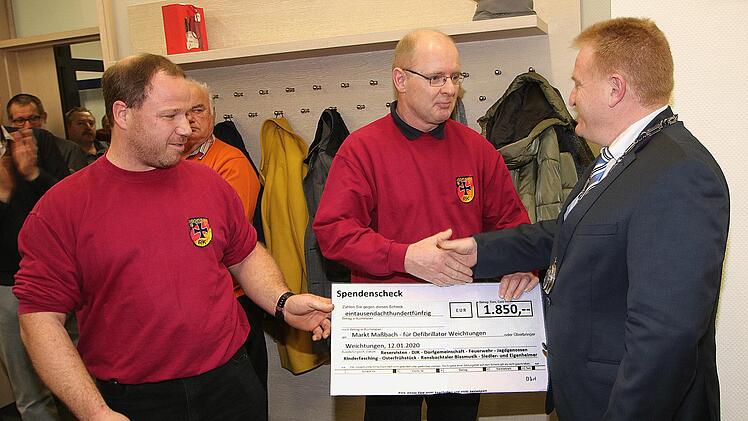 Einen Spendenscheck über 1850 Euro für die Anschaffung eines Defibrillators  übergaben die Reservisten Michael Ziegler und Franz Weingärtner (links) an  Bürgermeister Matthias Klement (rechts). Foto: Dieter Britz