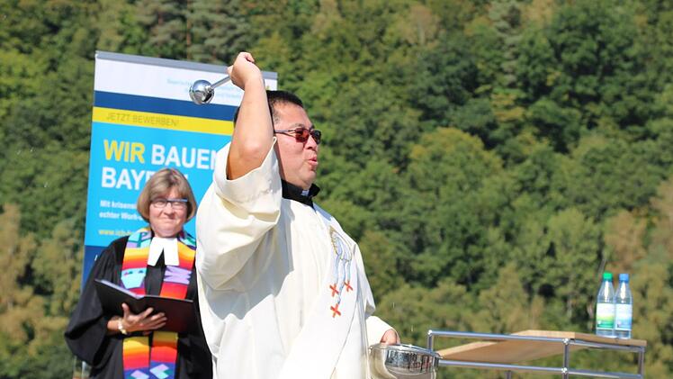 Diakon Kim Sell und Pfarrerin Barbara Weichert segneten die neue Straße. Foto: Ulrike Müller