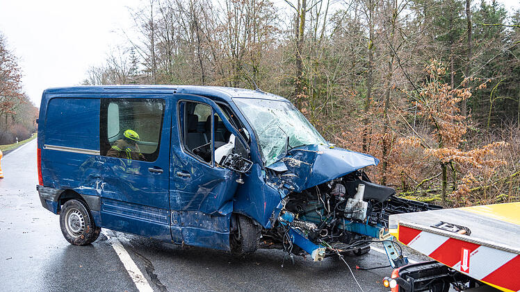 Zu knapp &uuml;berholt: Auto kommt von Stra&szlig;e ab und prallt gegen Baum