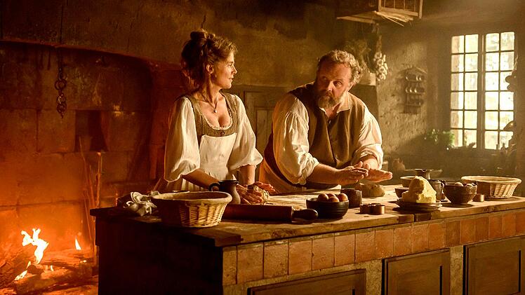Louise (Isabelle Carr&eacute;) und Pierre (Gr&eacute;gory Gadebois) wollen Essen f&uuml;r alle zum Genuss machen.