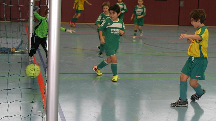Das 2:0 für den SC Maroldsweisach gegen den SV Heubach durch Konstantin Schneider (rechts). Fotos: Wolfgang Dietz