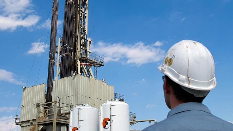 Bohrtürme in der Region, bei denen mittels Fracking - also mit Hilfe hochgiftiger Chemikalien - Öl und Gas aus dem Boden gepresst werden, ist für den Kulmbacher Kreistag unvorstellbar. Foto: Patrick Pleul/dpa