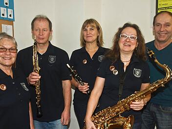 Richard Dees (rechts) gratuliert für die Blaskapelle Ebenhausen Margot Arenz (von links), Eberhard Schmitt, Steffi Lutz und Gudrun Schaller zur bestandenen D1- beziehungsweise D2-Prüfung. Foto: Stefan Geiger
