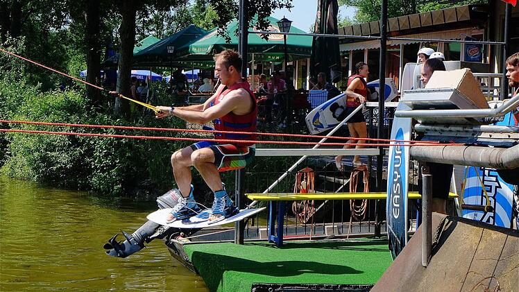 Wake-Board-Fahrer Ivo Nemetz aus Würzburg hat den Bogen raus und startet mit Eleganz. Foto: Gerd Schaar